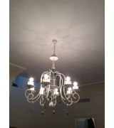 LAMPADARIO CON 8 BRACCI LACCATO BIANCO CON TAZZINE DA CAFFE' E CUCCHIAINI 